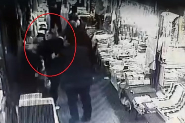 Bursa'da pazarın göbeğinde 'bel kıran' kavga!
