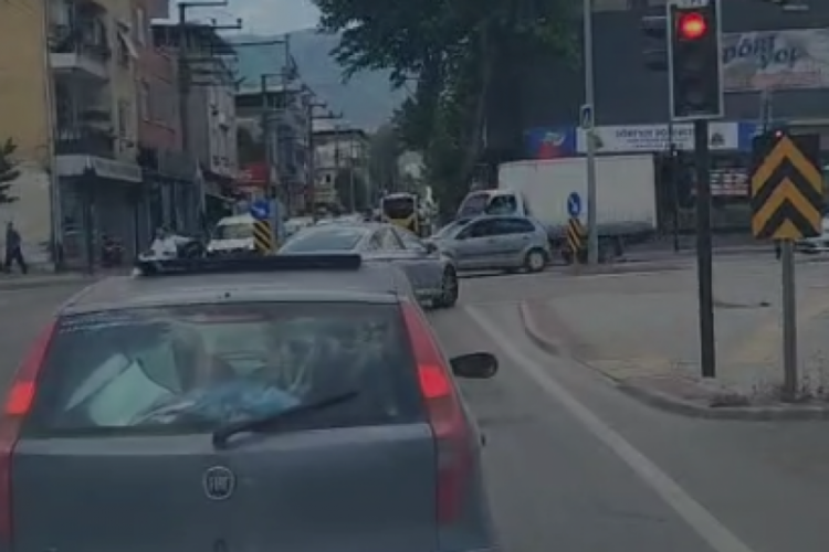 Bursa trafiğinde isyan ettiren kural tanımazlık!