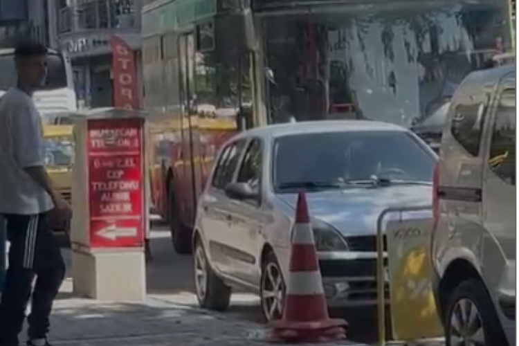 Bursa'da çileden çıkartan anlar! Sorumsuzca bıraktı, trafiği kilitledi...