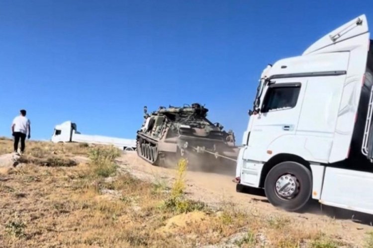 Ankara'da yolda kalan tırların imdadına tank yetişti