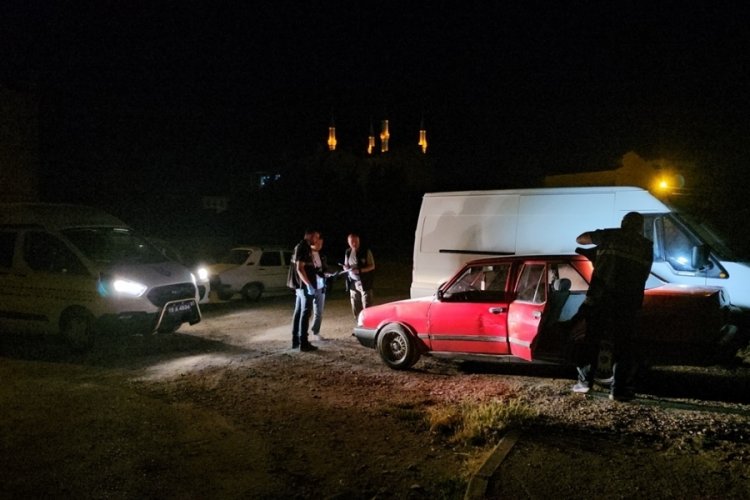 Park halindeki otomobili çalan 2 şüpheli yakalandı