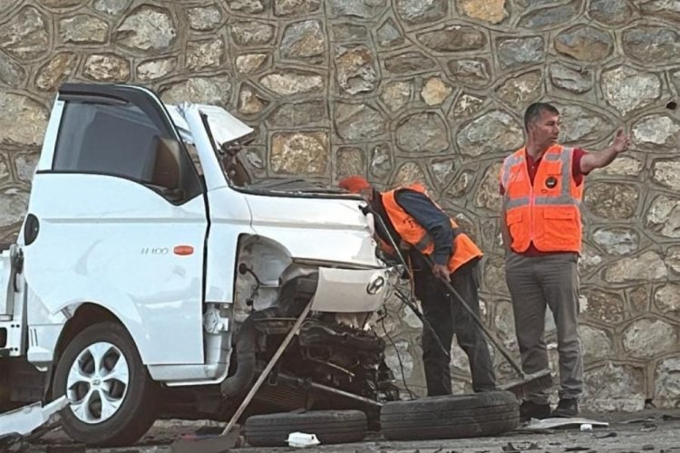 Bursa'da can pazarı! Araç paramparça oldu