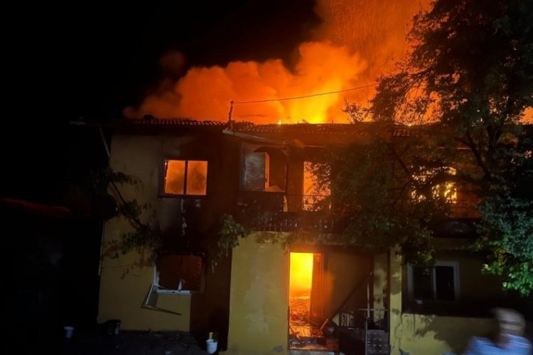 Yaşlı kadının 2 katlı evi küle döndü