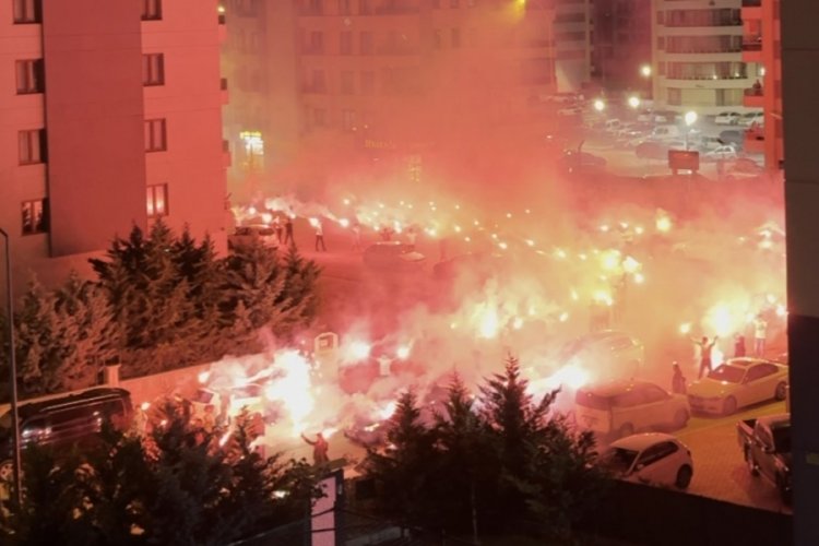 Böyle kız isteme görmediniz! Herkes cama çıktı