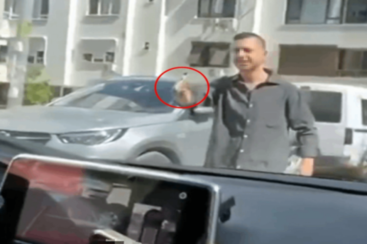 Trafikte kadınlara tabanca doğrultan sürücü tutuklandı