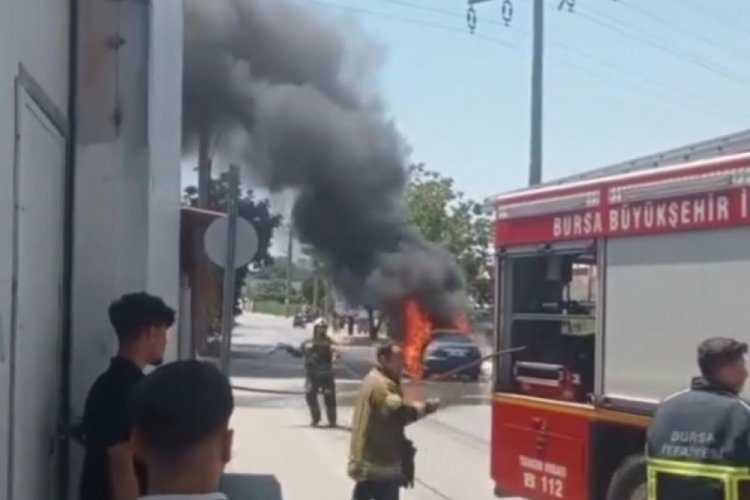 Bursa sıcaktan kaynarken otomobil alev aldı!
