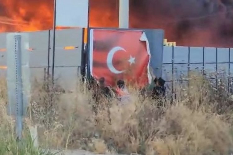 Bursa'da alev alev yanan fabrikada kalan Türk bayrağını böyle kurtardılar