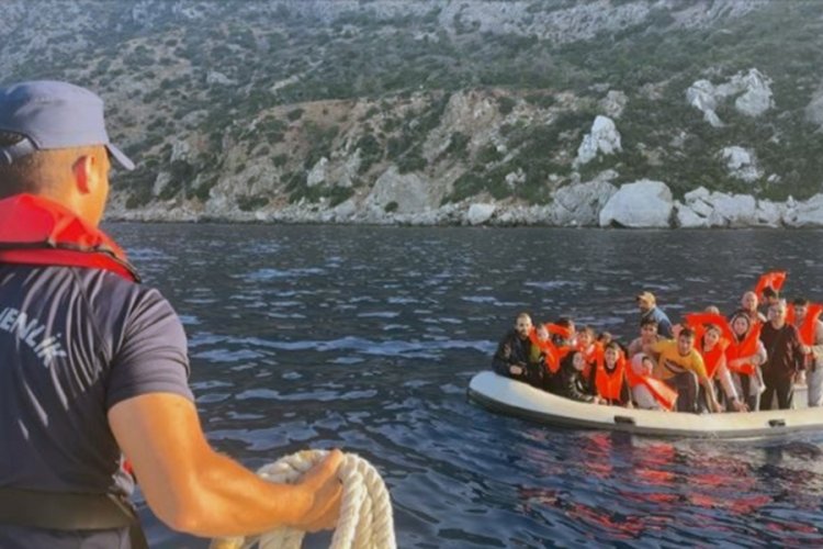 25 düzensiz göçmen kurtarıldı, bir göçmen kaçakçısı yakalandı