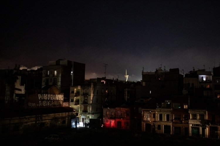 Milyonlarcası bir araya gelip istila etti: Ne elektrik ne internet kaldı