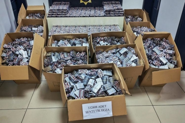 Durdurulan kamyonetten 332 bin uyuşturucu hap çıktı