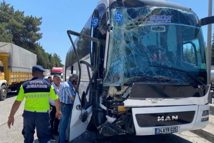 2 tır ve yolcu otobüsü kazaya karıştı: 1'i ağır 3 yaralı