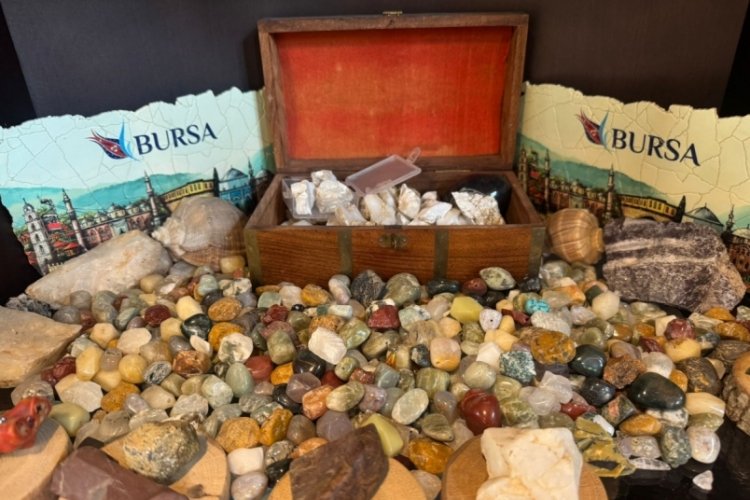 Bursa'da bakır ve doğal taşlarla sanatını icra ediyor!