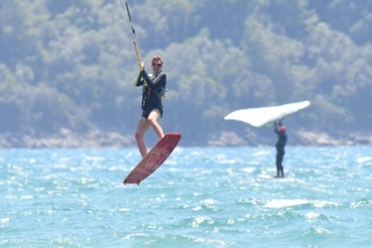 Ayça Varlıer ve Betül Demir, kitesurf yaptı