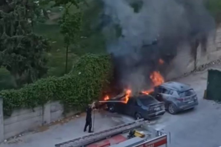 Bursa'da park halindeki araç alev topuna döndü...