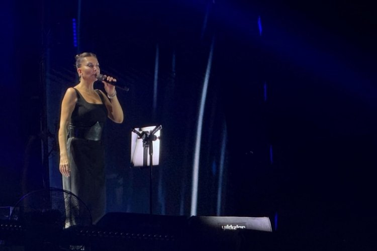 Şarkıcı Ebru Yaşar Bursa'da konser verdi