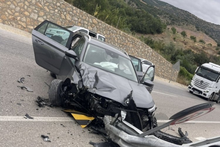 Bariyerlere çarpan otomobildeki 8 kişi yaralandı