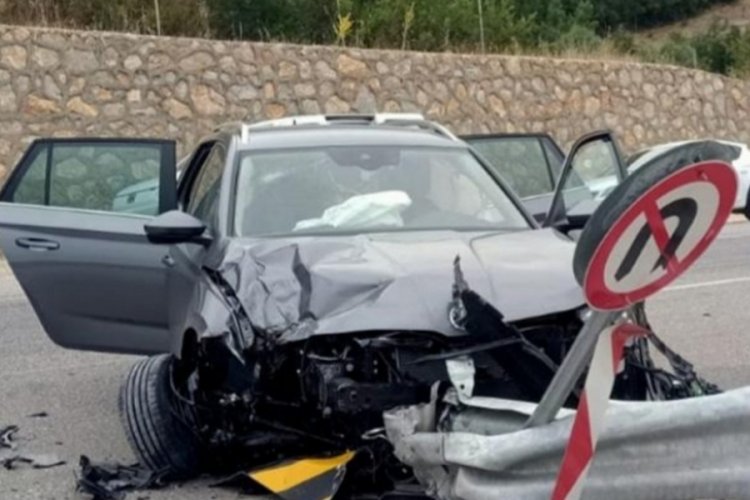 Otomobilin bariyerlere çarpması sonucu 8 kişi yaralandı