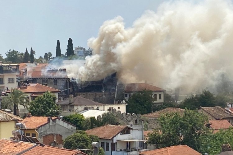 Tarihi kalede yangın!