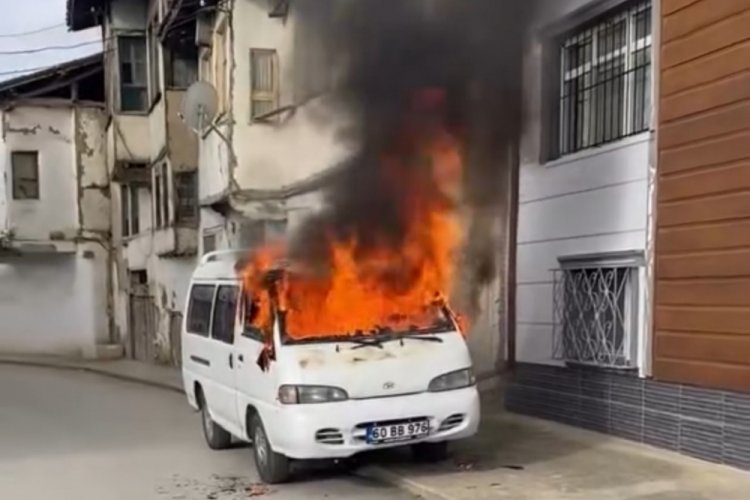 Yanan minibüs alev topuna döndü