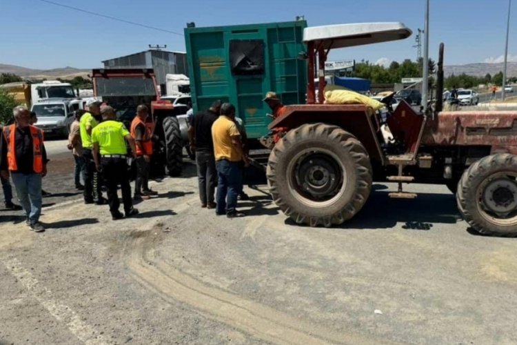 Traktör ile otomobil çarpıştı: 3 yaralı