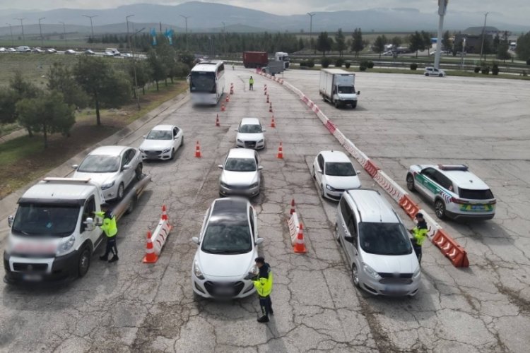 Otoyolda kural ihlali yapan 99 araca 178 bin TL ceza