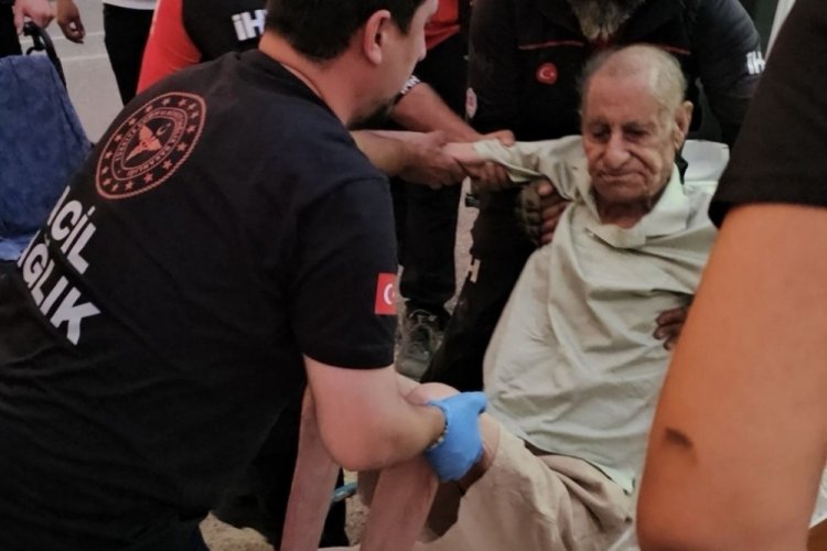 İzmir'deki yangından duygu dolu görüntüler: Mahsur kalanları ekipler böyle kurtardı