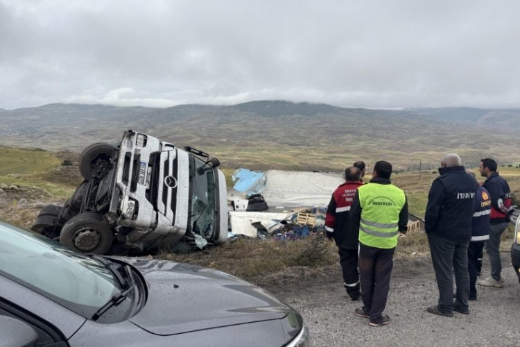 Yoldan çıkan meyve yüklü tır devrildi, sürücüsü yaralandı
