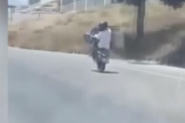 Trafikte tehlikeli şov! Yürekler ağza geldi
