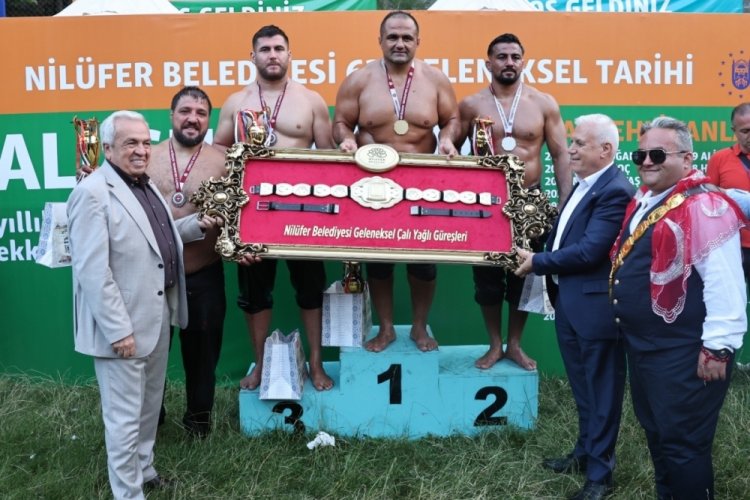 Çalı'da başpehlivan Mehmet Yeşil Yeşil oldu