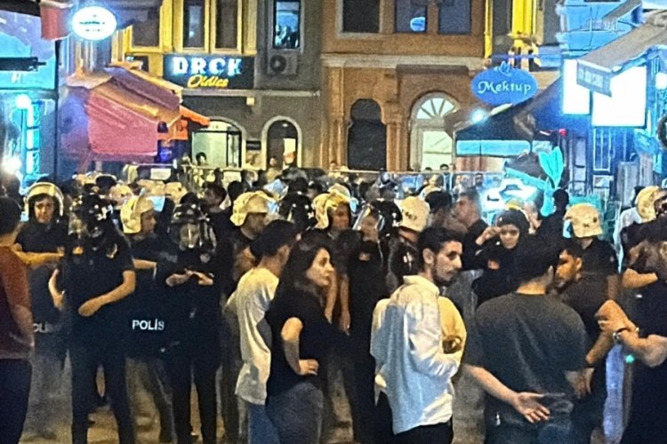 Leman dergisine tepki gösteren vatandaşlar, dergi binası önünde toplandı
