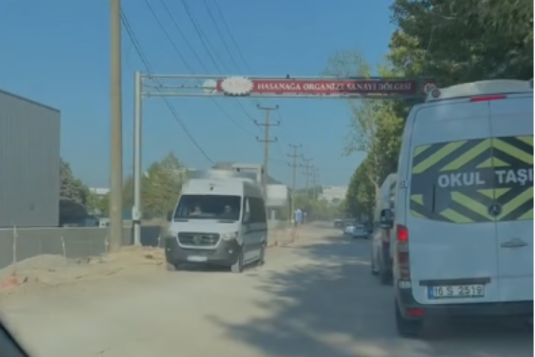 Herkes şikayetçi! Bursa'da fabrika yolunda sorun...