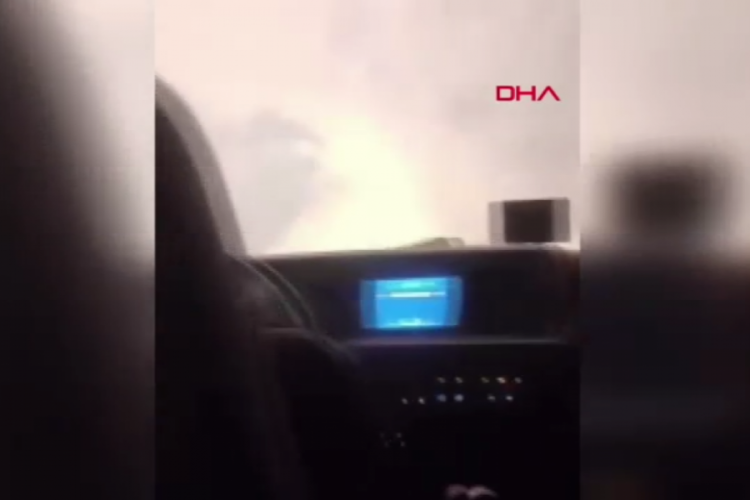 Hatay'daki orman yangınında itfaiye aracı alevlerin arasında kaldı