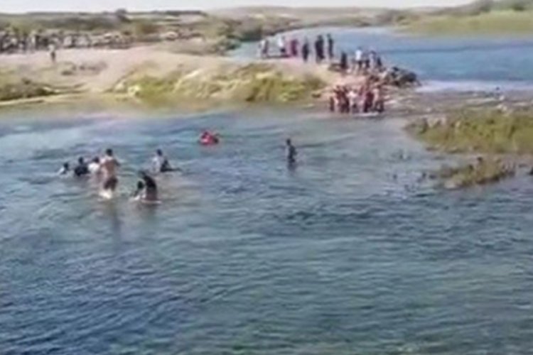 Serinlemek için nehre girdiler: Son anda kurtarıldılar!