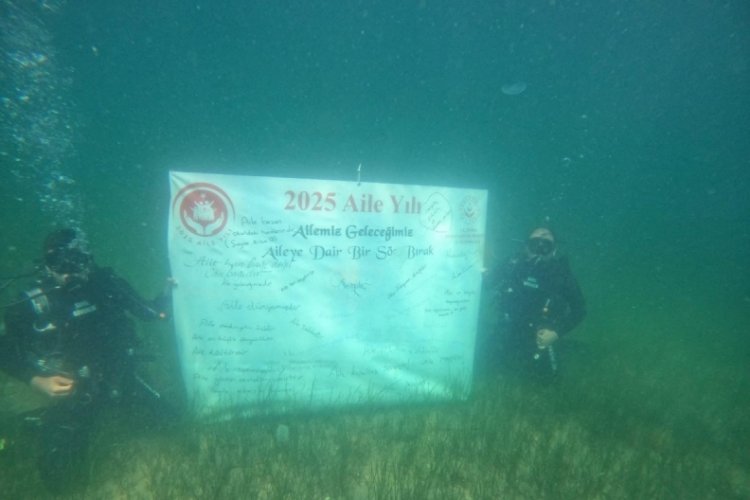 Bursa'da 2025 Aile Yılı kapsamında su altında pankart açıldı