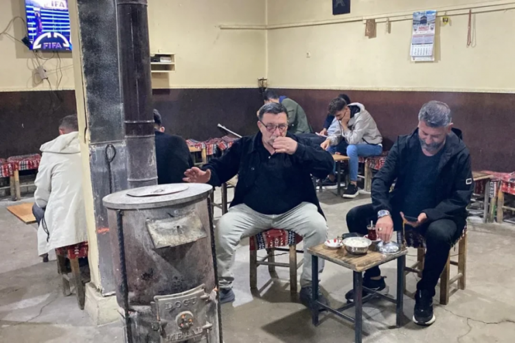 Birçok şehir sıcaktan kavrulurken onlar soba yakıyor!