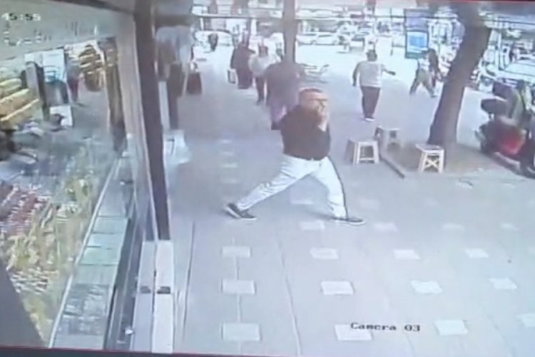 Bursa'da 4.2 büyüklüğündeki deprem kameralarda!