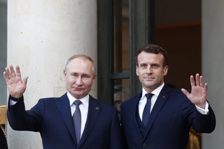 Putin ile Fransız mevkidaşı Macron arasında yaklaşık 3 yılın ardından ilk görüşme