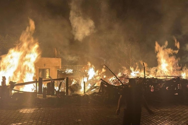 Bursa'da bir mahalleyi ayağa kaldıran yangın! Alevler geceyi aydınlattı...