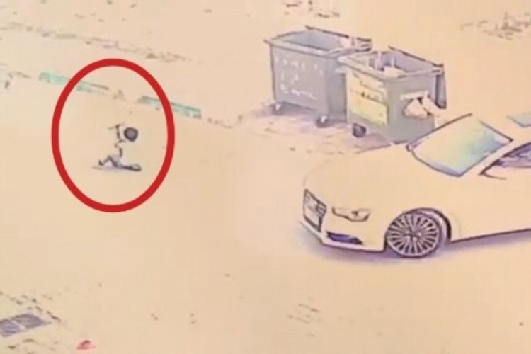 Bursa'da otomobilin çarptığı çocuk ağır yaralandı; o anlar kamerada