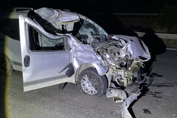 Bursa'da tomruk tüklü TIR ile hafif ticari araç çarpıştı: 1 yaralı