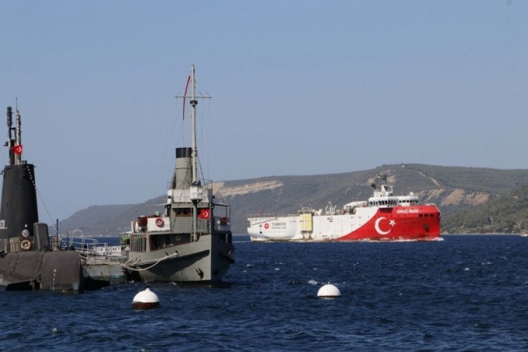 Sismik araştırma gemisi Oruç Reis, Çanakkale Boğazı'ndan geçti