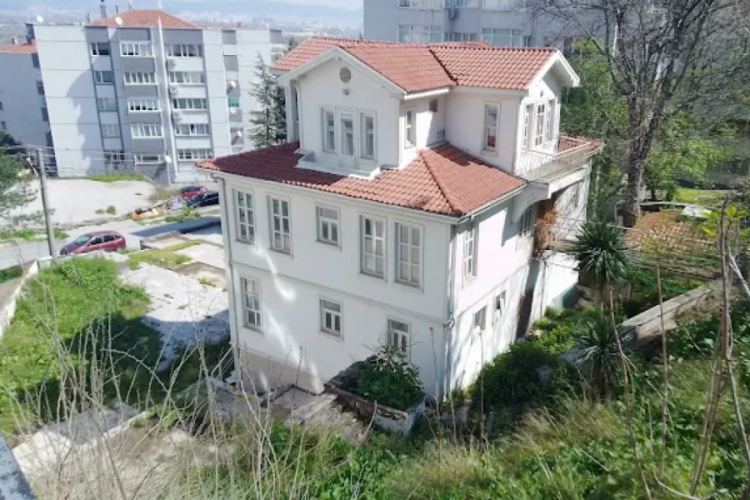 Bursa'daki tarihi köşk icralık oldu!
