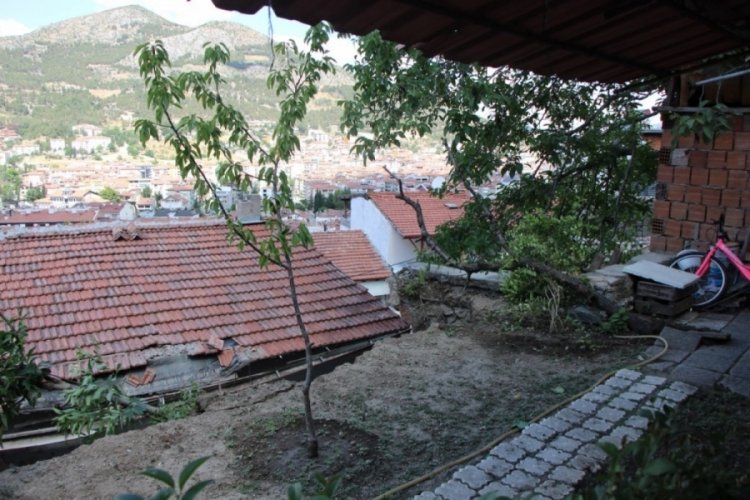 İstinat duvarı evin üzerine çöktü