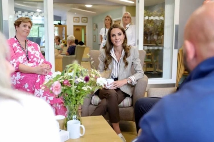 Kanseri yenen Kate Middleton, hastane ziyareti sırasında duygusal anlar yaşadı