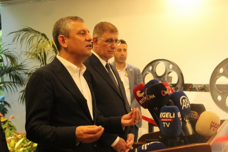 CHP Genel Başkanı Özgür Özel İzmir'de basın toplantısı düzenledi