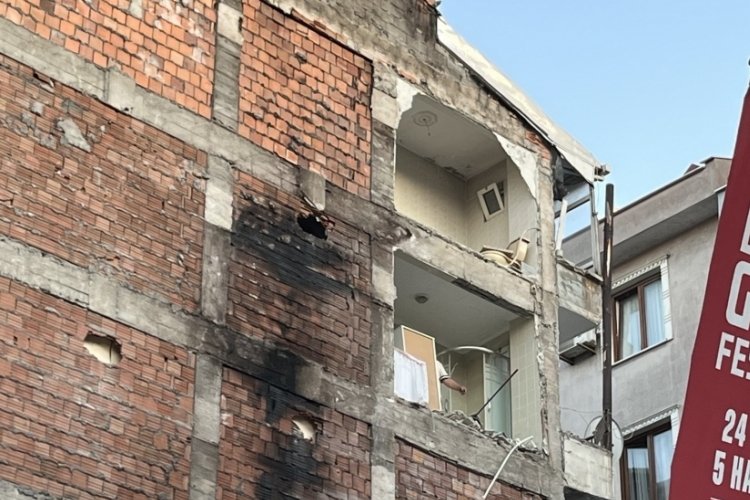 Yıkım sırasında yandaki binanın 4. ve 5. kat duvarlarının olmadığı fark edildi