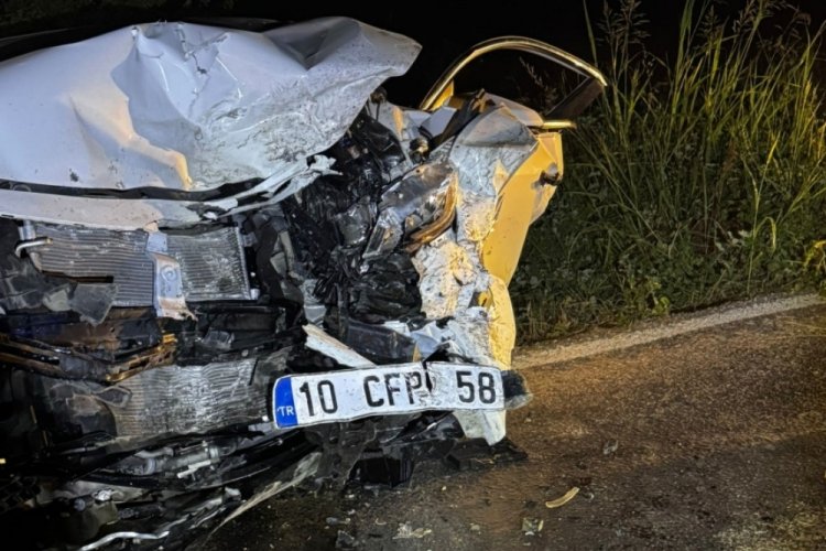Balıkesir'de 3 araçlı zincirleme kaza: 9 yaralı