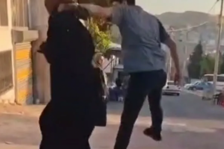 Dehşet anları! Sokak ortasında eşine yumruk attı!