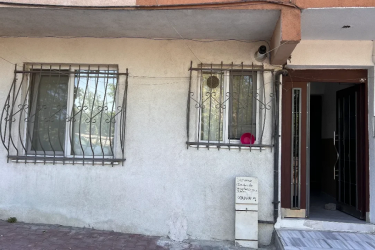 Apartmana yayılan kötü koku korkunç gerçeği ortaya çıkardı!