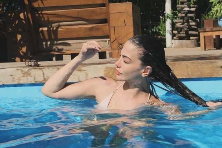 Demet Özdemir, havuz başı pozlarını paylaştı